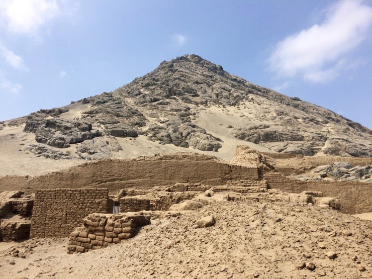 Tas de sable 2 (Huaca de la Luna) et montagne