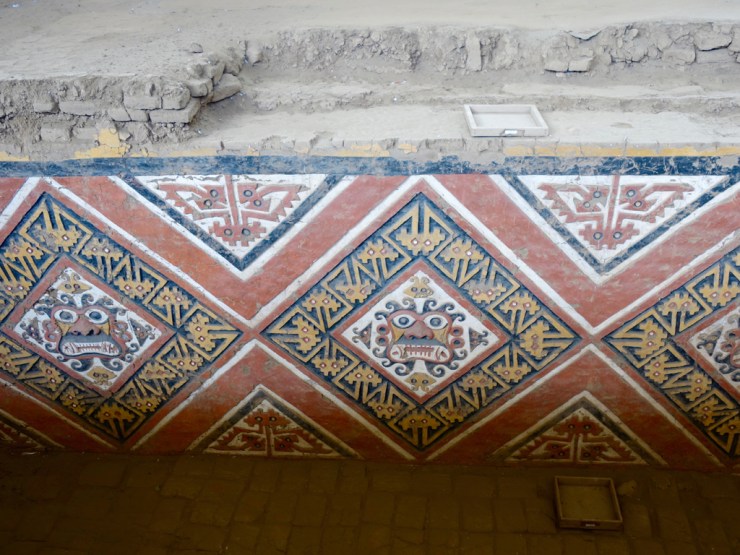 Bas relief coloré avec dieu pas content