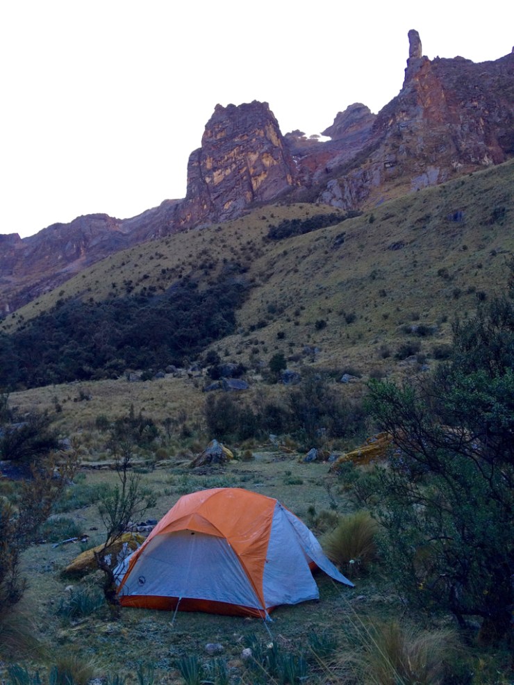 Il nous semble que la montagne nous fait un doigt d'honneur...