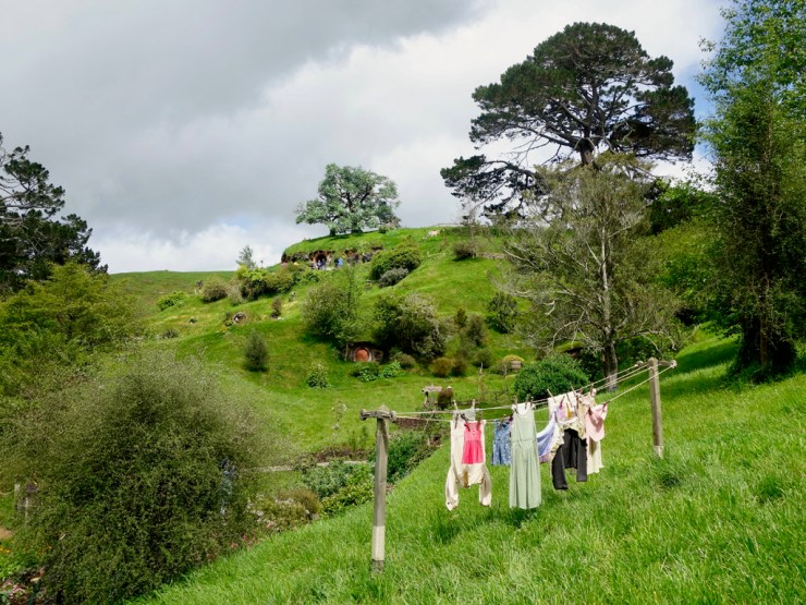 On entre dans le village